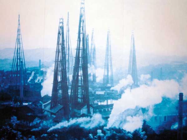 Brine and gas rig use percussion drilling method. Some of these land rigs were over 100m tall