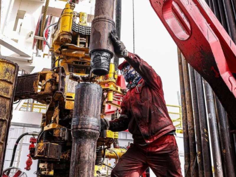 Petroleum workers are methodically carrying out drilling operations on the platform of the deep-earth Ta Ke 1 well. Photographed by Wang Chengkai.