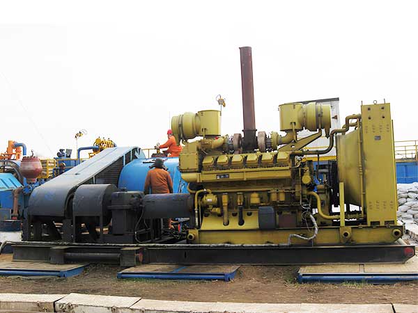 The diesel engine and transmission are combined into a single skid-mounted unit