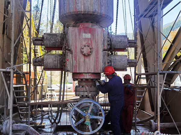 SMKST workers repair land rig BOP