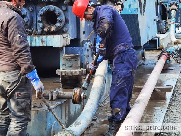 The SMKST service team replaces a piston for a mud pump