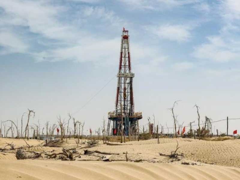 A drilling rig roars in the vast desert, as the deep-earth Ta Ke 1 well vigorously advances towards the depth of 10,000 meters underground. Photographed by Wang Chengkai.